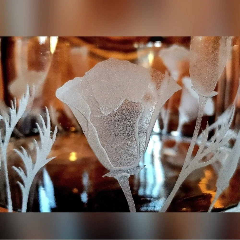Etched glass Vase with Nature-Inspired Etched Accents